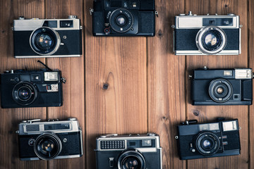 古いカメラ,一眼レフ,木製のテーブルに置かれたフィルムカメラ,俯瞰撮影