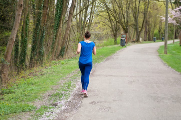 joggeuse dans un jardin public