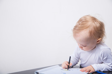 Naklejka premium Baby girl drawing with colorful felt-tip pens white background