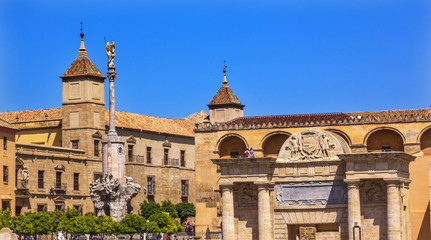 Fototapeta premium Puerta del Puenta Gate Triumph San Rafael Roman Bridge Cordoba S