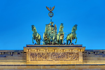 Obraz premium Detail of the Quadriga on top of the famous Brandenburger Tor in Berlin at night