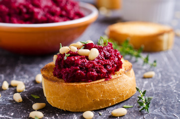 Sandwich with grated beets