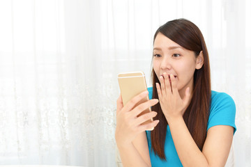 驚いた表情の女性