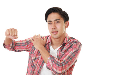 肩こりを訴える男性