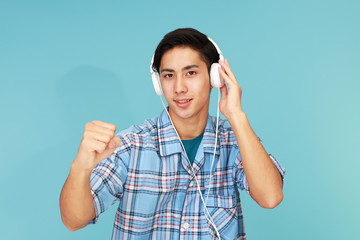 ヘッドフォンをする男性