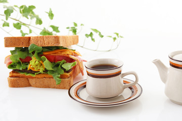 おいしそうなサンドイッチとコーヒー