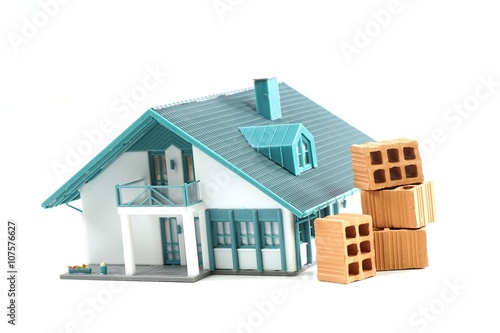 "Haus mit Ziegelsteinen" Stockfotos und lizenzfreie Bilder auf Fotolia