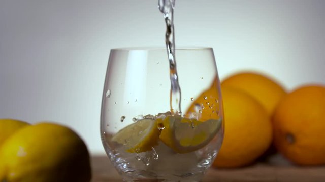 Glas wird mit frischem Wasser gef&uuml;llt Zeitlupe
