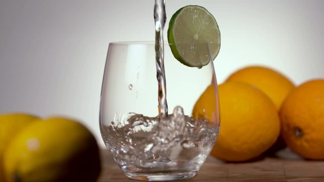 Glas wird mit frischem Wasser gefüllt Zeitlupe
