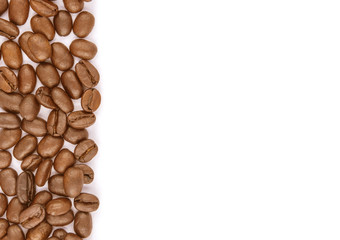 Зерна кофе на белом фоне с пространством для текста
