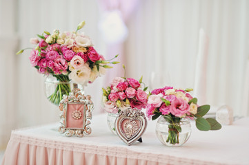 Obraz na płótnie Canvas Красивые розовые букеты в вазах на столе