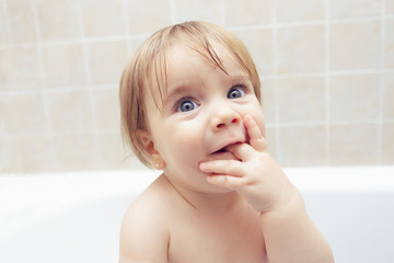 Bebé disfrutando del baño