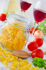 Kochen - Rotwein, Pasta und Tomaten