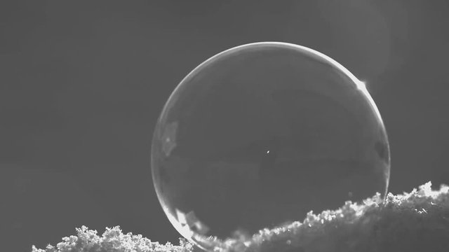 夜明け前雪の上に降りたシャボン玉が凍る