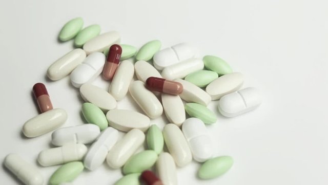 Medikamente und Vitamintabletten auf rotierend auf Wei&szlig;en Hintergrund
