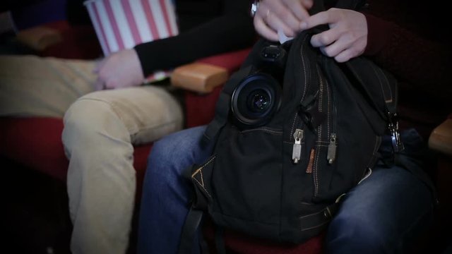 pirating at the cinema, hidding camera in a bag
