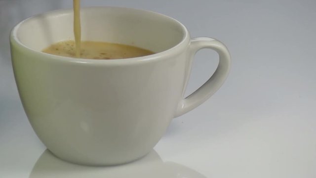 Kaffe läuft in eine Tasse