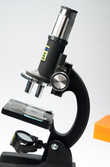 Black microscope on a white background.
