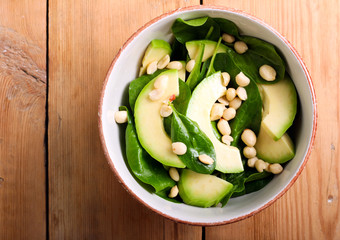 Spinach, avocado and peanuts salad