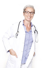 Ärztin mit Kittel und Stethoskop mit Händen in den Taschen