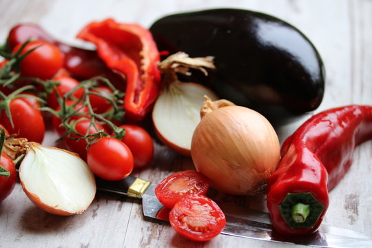 mediterranes Gem&uuml;se, Zutaten f&uuml;r eine vegetarische Gem&uuml;seso&szlig;e passend zu Pasta