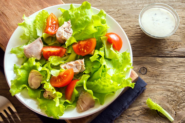 Chicken salad with tomatoes