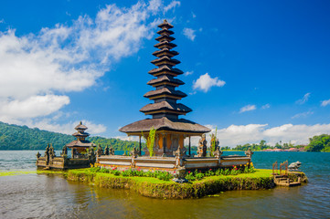 Sich hin- und herbewegender Tempel oder Tempel Pura Ulun Danu auf einem See Beratan. Bali, Indonesien