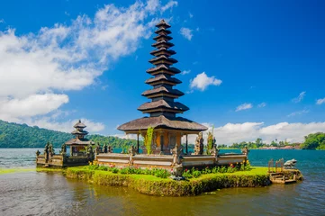 Photo sur Plexiglas Temple Temple flottant ou temple Pura Ulun Danu sur un lac Beratan. Bali, Indonésie