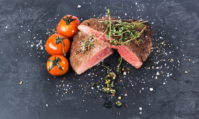 Steak vom Rind mit Tomaten und Kräutern