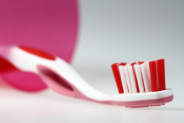 gelbe und pinke Zahnbürste makro