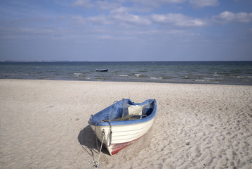 Fototapeta na wymiar Ruderboot am Strand der Ostsee in Haffkrug, Deutschland