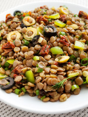 Lentil salad with green peppers, dried tomatoes and olives