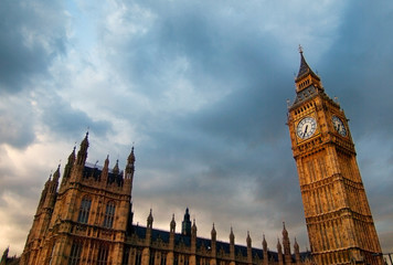Fototapeta na wymiar Big Ben clock tower and parliament building in London on a dark cloudy day