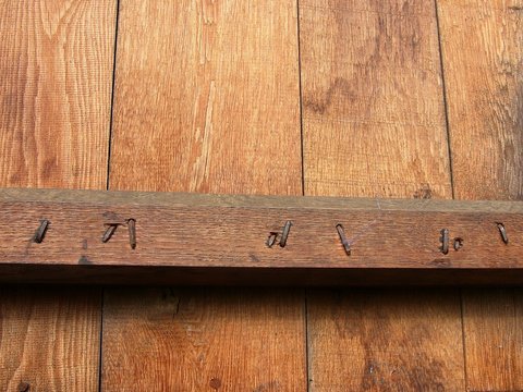 Solide braune T&uuml;ren aus Massivholz an einem alten Stall bei Sonnenschein im Bauernhausmuseum im Stadtteil Olderdissen in Bielefeld am Hermannsweg im Teutoburger Wald in Ostwestfalen-Lippe