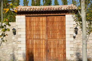 portón en una muralla de piedra