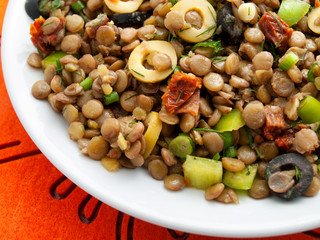 Lentil salad with green peppers, dried tomatoes and olives