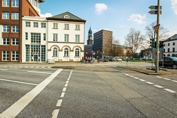 Fototapeta na wymiar In Hamburg, Straße im Zentrum