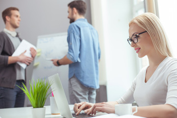 Obraz premium Cheerful business lady is working with team