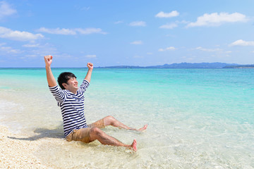 沖縄の美しい海でくつろぐ男性