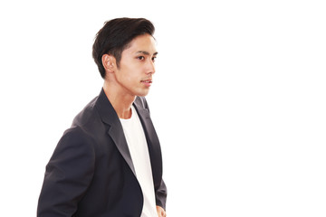 真剣な表情の男性