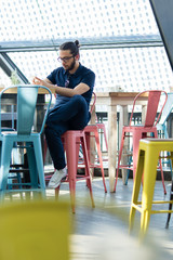 Obraz premium Young man using his Mobile Phone