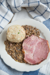 Geselchtes mit Specklinsen und Knödel 