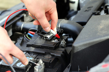 Messgerät an Kontakt Batterie halten