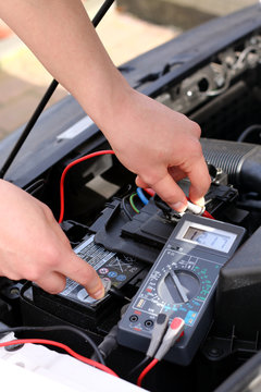Motor mit Messger&auml;t &uuml;berpr&uuml;fen, Auto