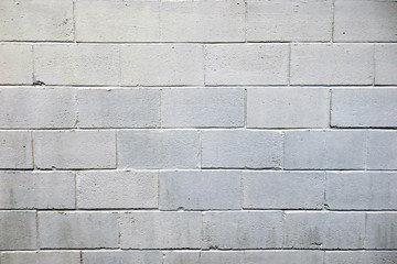 白く塗られた古いブロック塀