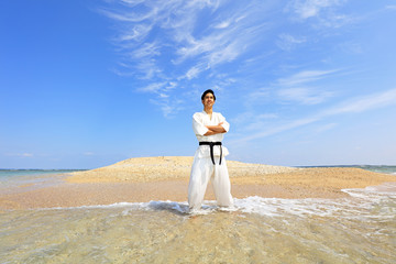 南国の美しいビーチで鍛える男性