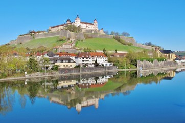 Fototapeta na wymiar Würzburg, Festung Marienberg, im Main gespiegelt