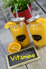 Gläser mit Obstsaft mit Tafel auf rustikalem Tisch