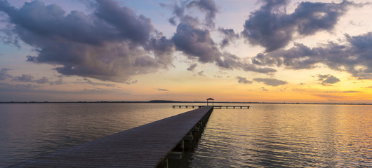 Pomost na jeziorze po zachodzie słońca