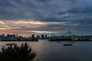 Obraz premium Tokyo bay and Rainbow Bridge in Odaiba at dusk